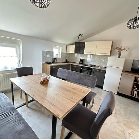 Apartmani Sandra Malinska Sveti Vid-Miholjice Kültér fotó