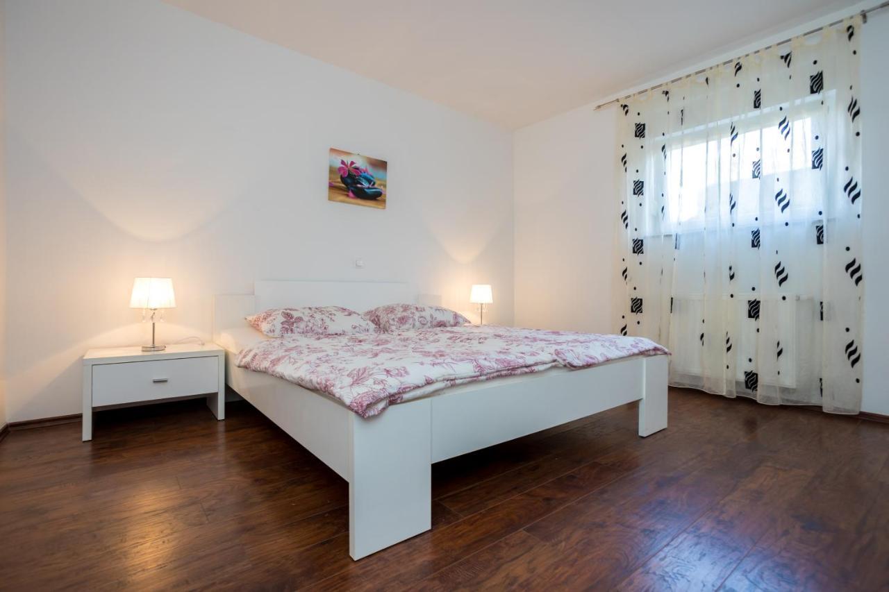 Apartmani Sandra Malinska Sveti Vid-Miholjice Kültér fotó