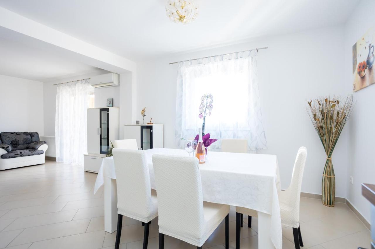 Apartmani Sandra Malinska Sveti Vid-Miholjice Kültér fotó